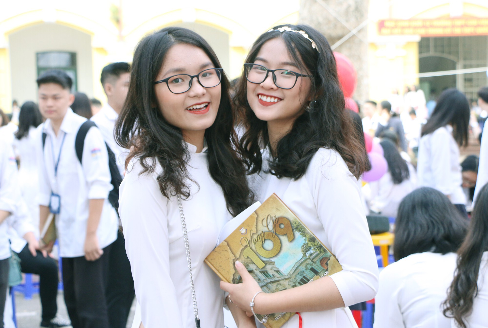 Những nữ sinh Hà thành đẹp rạng ngời, đốn tim người nhìn trong ngày bế giảng - Ảnh 9. Những nữ sinh Hà thành đẹp rạng ngời, đốn tim người nhìn trong ngày bế giảng - Ảnh 9.