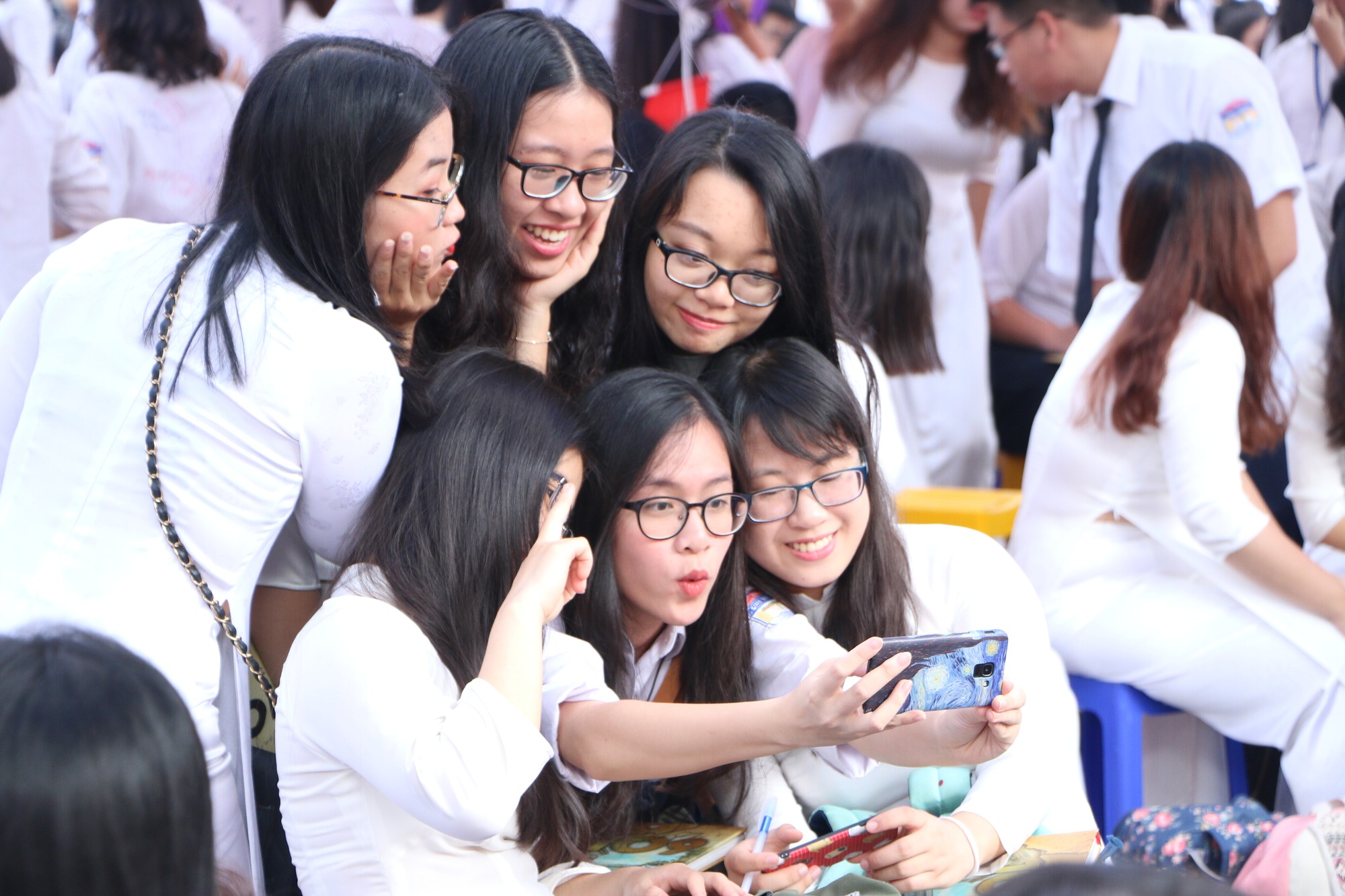 Ngắm nữ sinh Trường Chu Văn An duyên dáng, đẹp tinh khôi trong ngày bế giảng - Ảnh 4. Ngắm nữ sinh Trường Chu Văn An duyên dáng, đẹp tinh khôi trong ngày bế giảng - Ảnh 4.