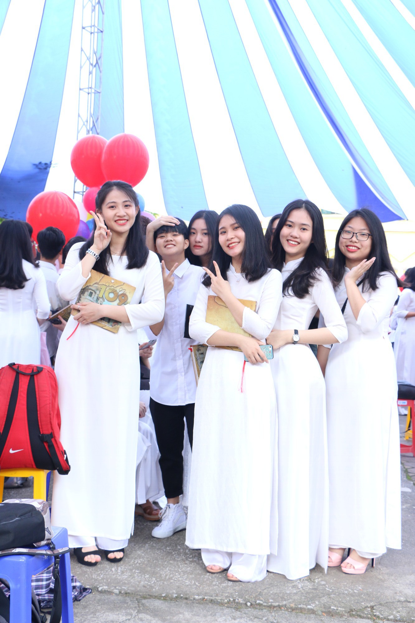 Những nữ sinh Hà thành đẹp rạng ngời, đốn tim người nhìn trong ngày bế giảng - Ảnh 10. Những nữ sinh Hà thành đẹp rạng ngời, đốn tim người nhìn trong ngày bế giảng - Ảnh 10.