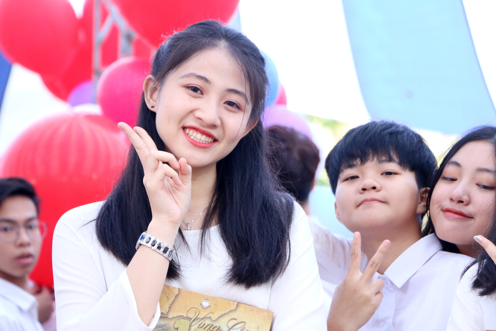 Ngắm nữ sinh Trường Chu Văn An duyên dáng, đẹp tinh khôi trong ngày bế giảng - Ảnh 6. Ngắm nữ sinh Trường Chu Văn An duyên dáng, đẹp tinh khôi trong ngày bế giảng - Ảnh 6.