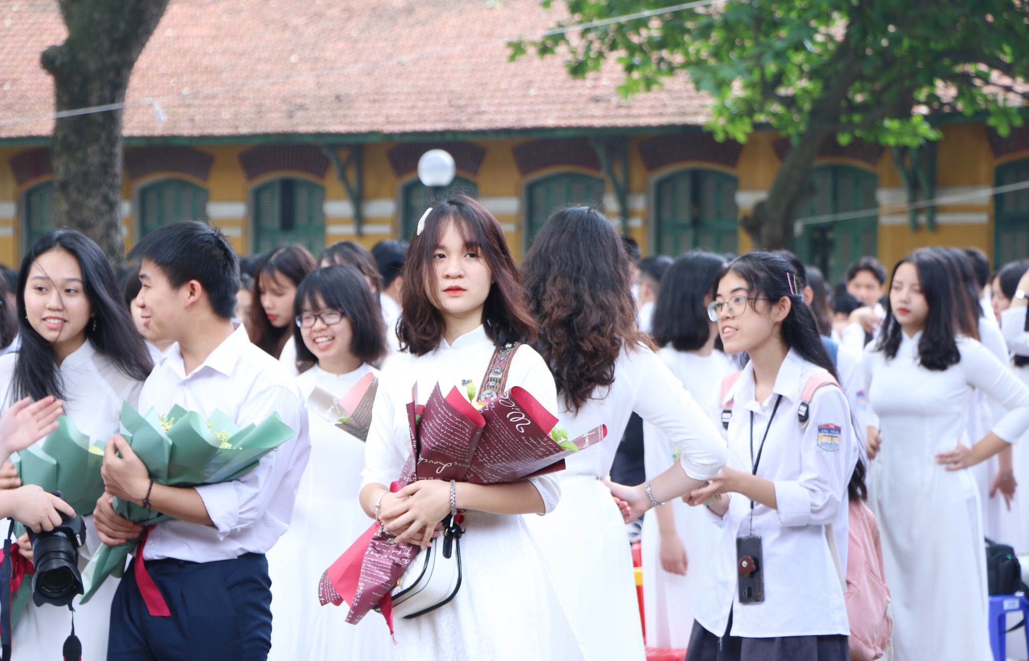 Ngắm nữ sinh Trường Chu Văn An duyên dáng, đẹp tinh khôi trong ngày bế giảng - Ảnh 7. Ngắm nữ sinh Trường Chu Văn An duyên dáng, đẹp tinh khôi trong ngày bế giảng - Ảnh 7.