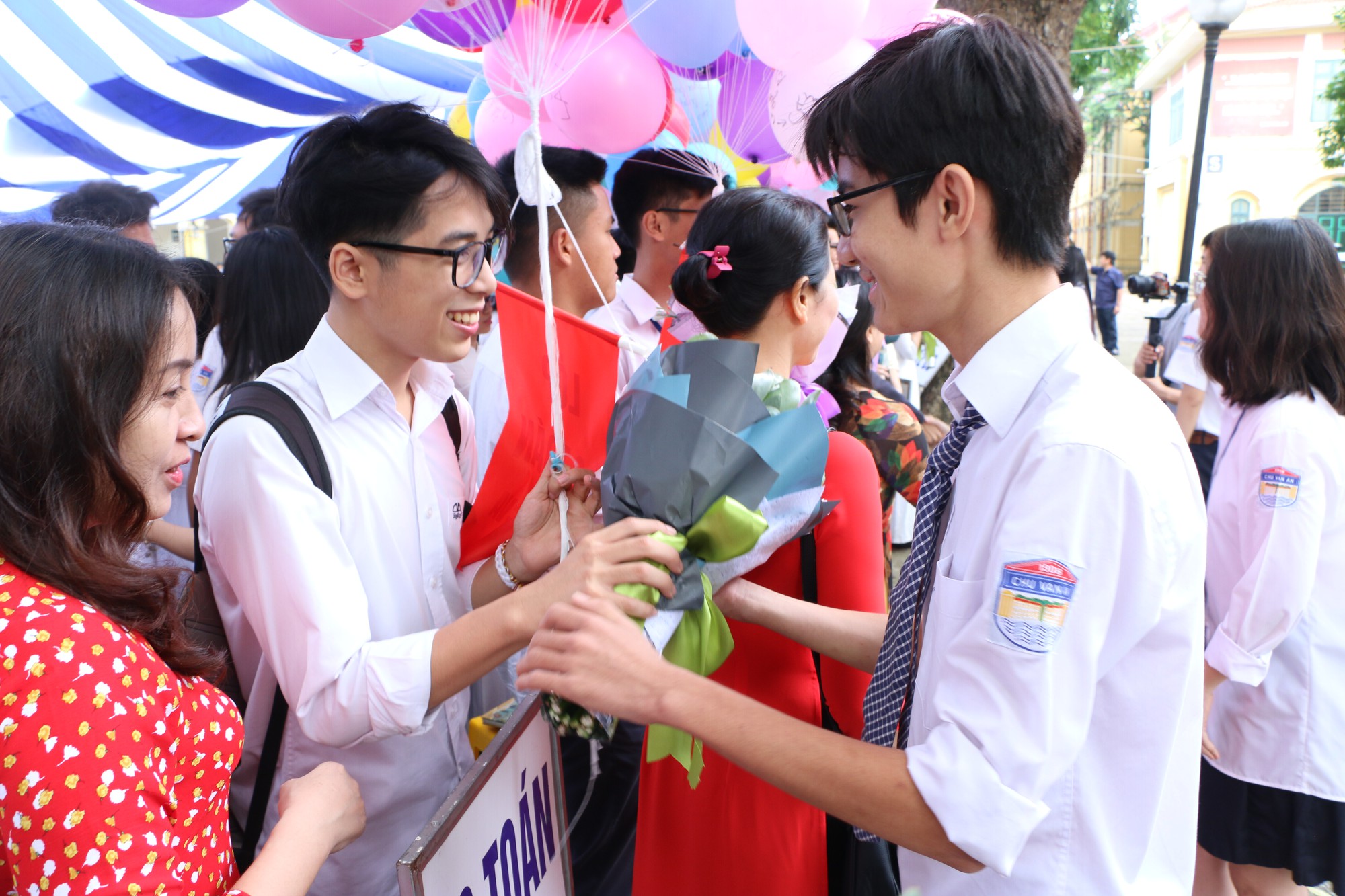 Ngắm nữ sinh Trường Chu Văn An duyên dáng, đẹp tinh khôi trong ngày bế giảng - Ảnh 8. Ngắm nữ sinh Trường Chu Văn An duyên dáng, đẹp tinh khôi trong ngày bế giảng - Ảnh 8.