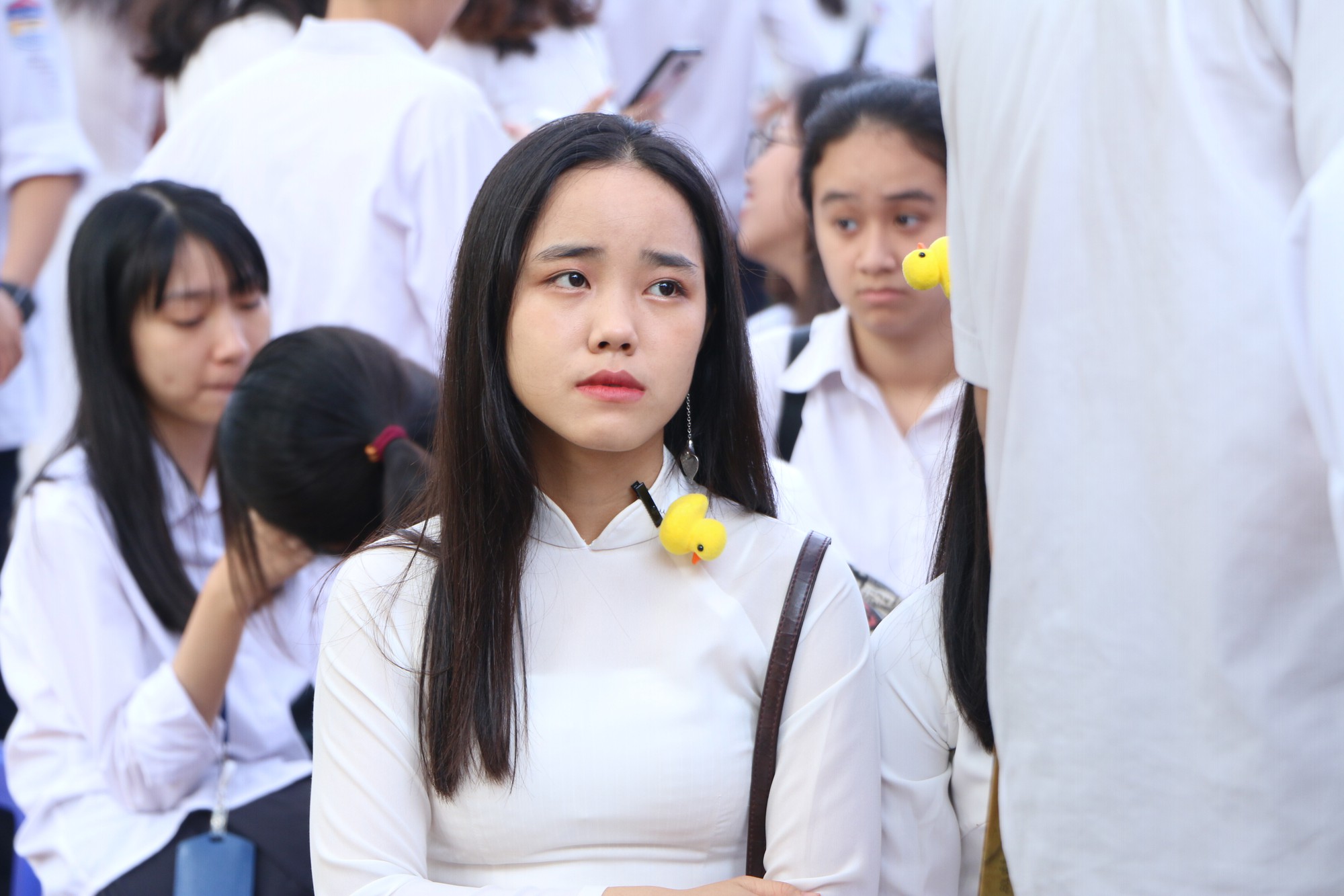 Ngắm nữ sinh Trường Chu Văn An duyên dáng, đẹp tinh khôi trong ngày bế giảng - Ảnh 10. Ngắm nữ sinh Trường Chu Văn An duyên dáng, đẹp tinh khôi trong ngày bế giảng - Ảnh 10.