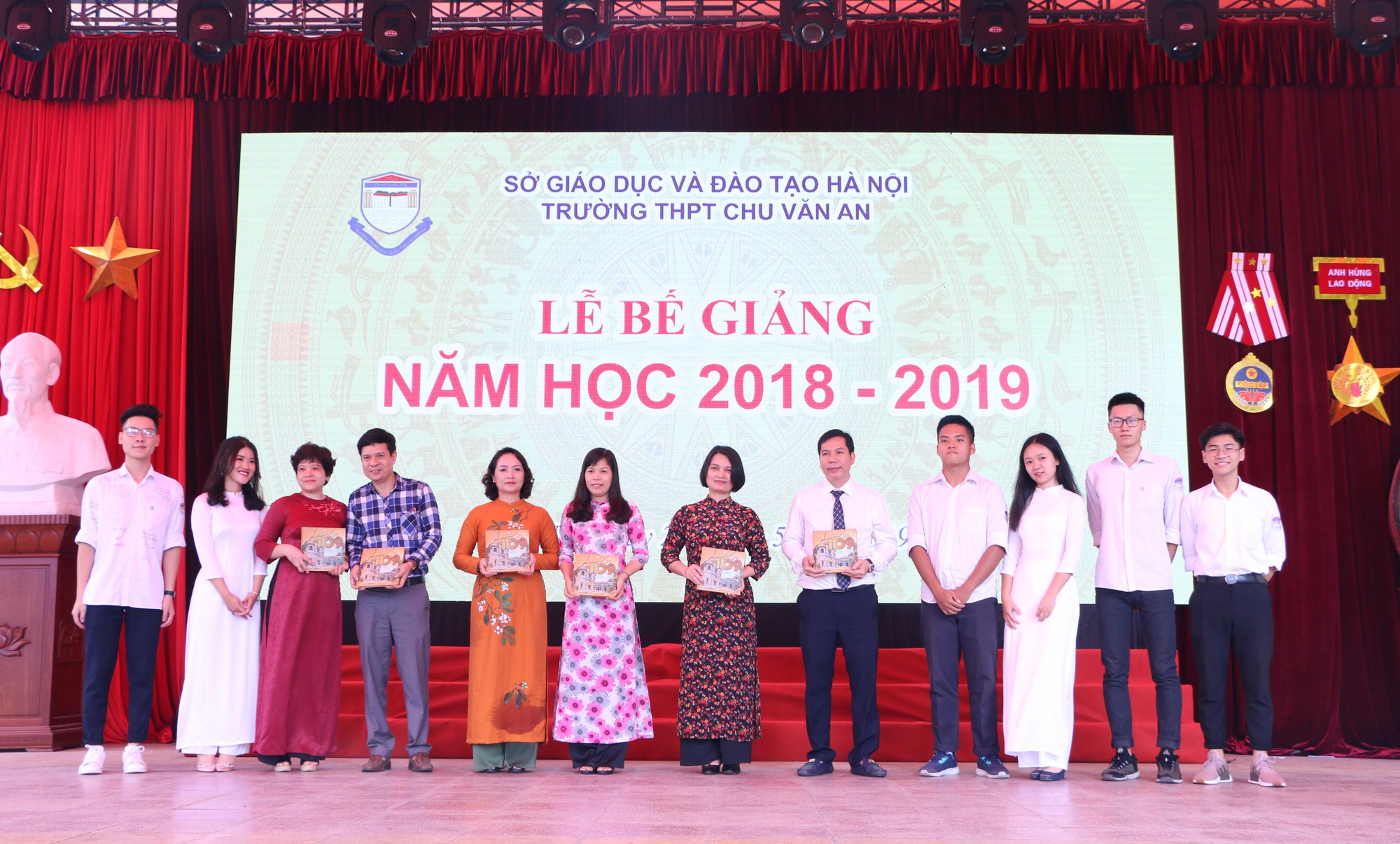 Ngắm nữ sinh Trường Chu Văn An duyên dáng, đẹp tinh khôi trong ngày bế giảng - Ảnh 11. Ngắm nữ sinh Trường Chu Văn An duyên dáng, đẹp tinh khôi trong ngày bế giảng - Ảnh 11.