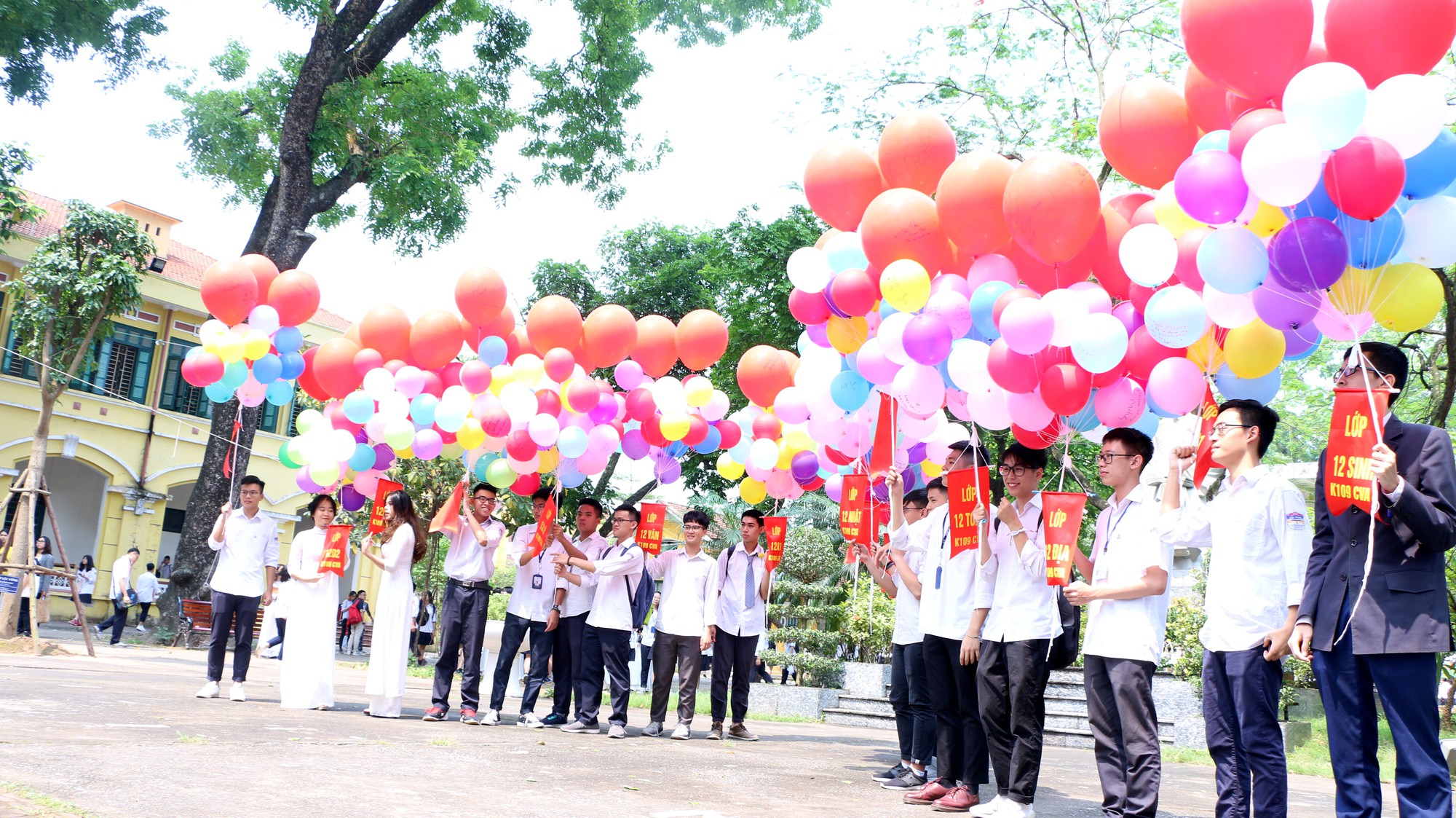 Ngắm nữ sinh Trường Chu Văn An duyên dáng, đẹp tinh khôi trong ngày bế giảng - Ảnh 14. Ngắm nữ sinh Trường Chu Văn An duyên dáng, đẹp tinh khôi trong ngày bế giảng - Ảnh 14.