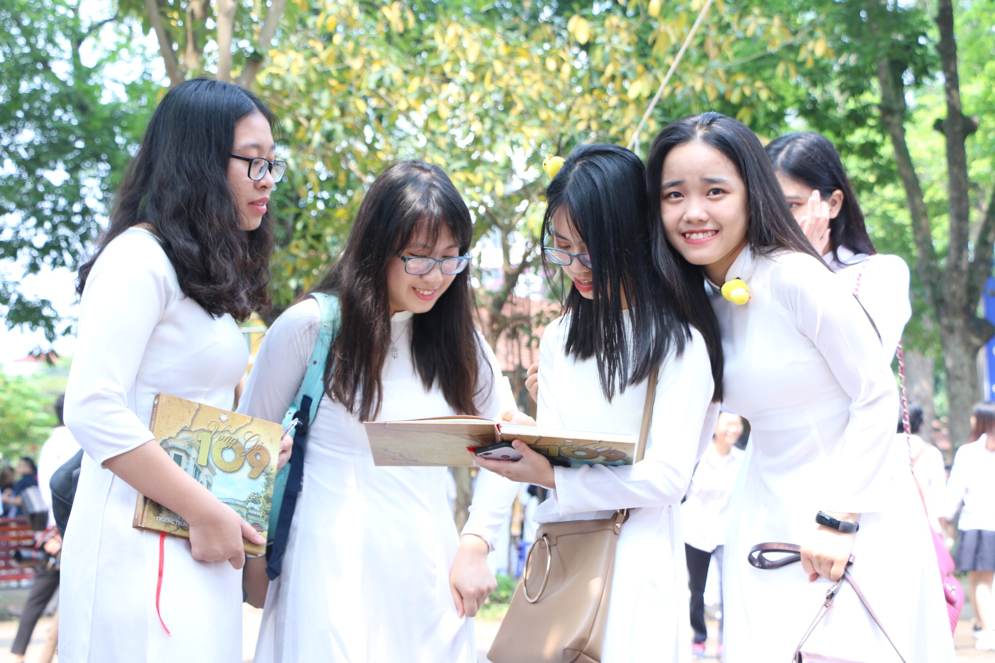 Ngắm nữ sinh Trường Chu Văn An duyên dáng, đẹp tinh khôi trong ngày bế giảng - Ảnh 15. Ngắm nữ sinh Trường Chu Văn An duyên dáng, đẹp tinh khôi trong ngày bế giảng - Ảnh 15.