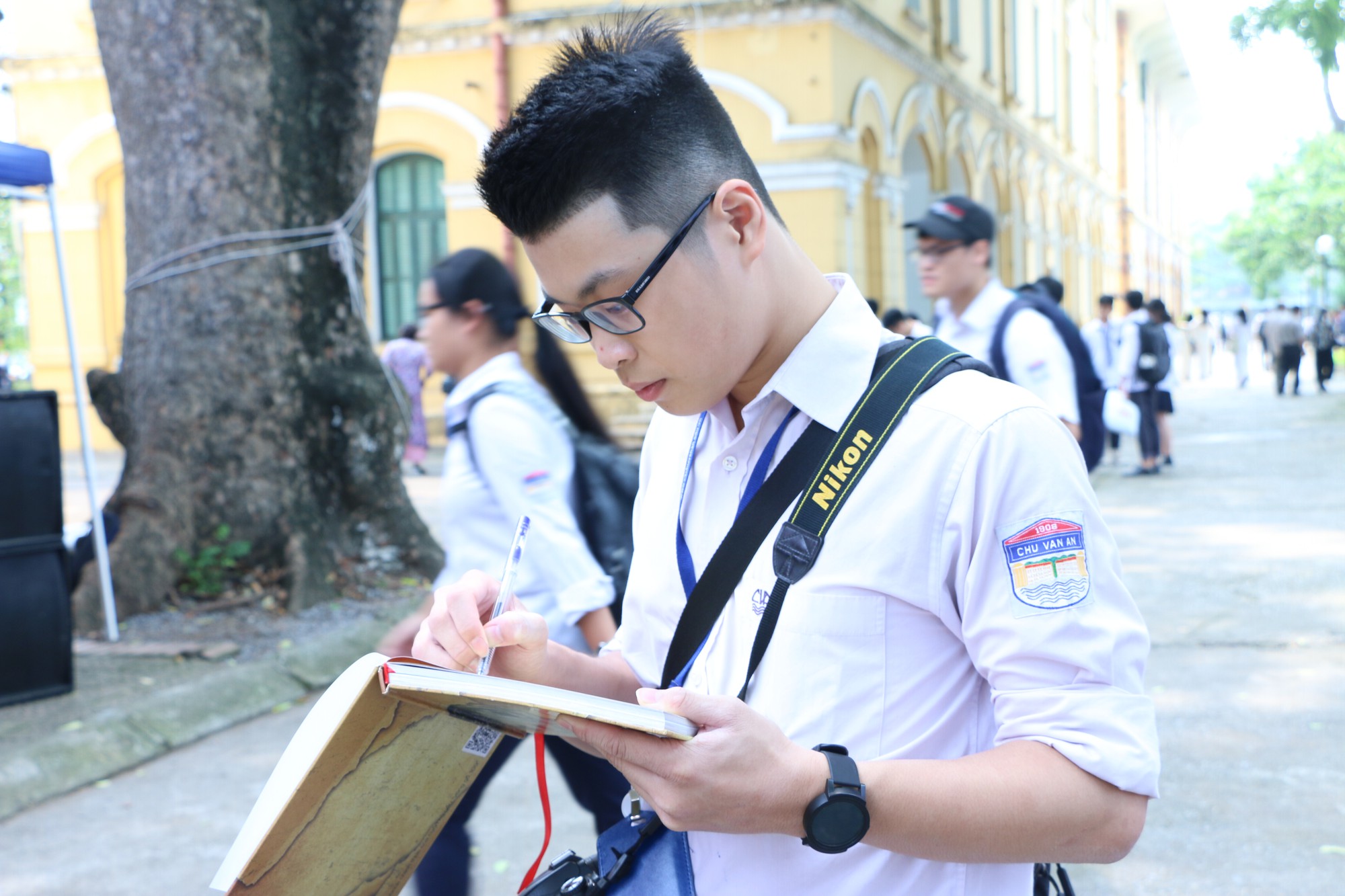 Ngắm nữ sinh Trường Chu Văn An duyên dáng, đẹp tinh khôi trong ngày bế giảng - Ảnh 16. Ngắm nữ sinh Trường Chu Văn An duyên dáng, đẹp tinh khôi trong ngày bế giảng - Ảnh 16.