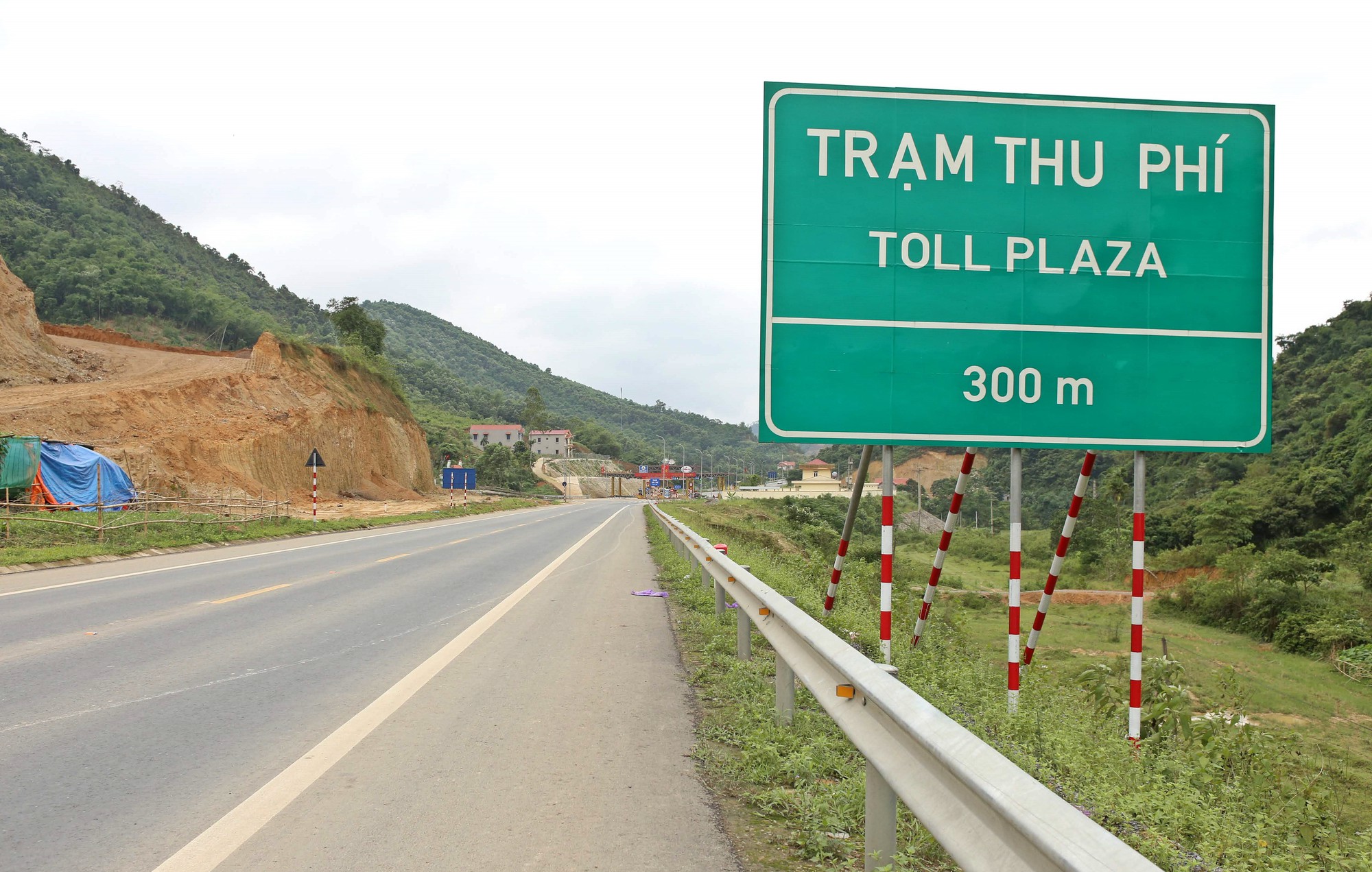 Tỉnh lộ dài khoảng 120 km nhưng có tới 6 trạm thu phí BOT - Ảnh 1. Tỉnh lộ dài khoảng 120 km nhưng có tới 6 trạm thu phí BOT - Ảnh 1.