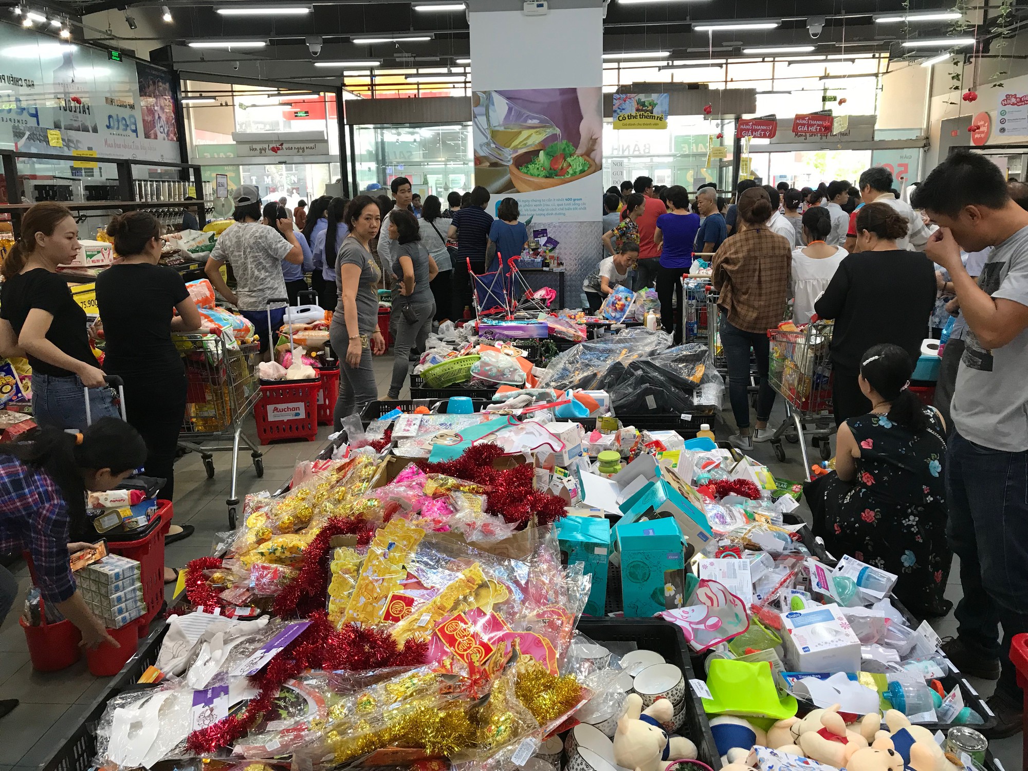 Tranh vét siêu thị Auchan trước ngày đóng cửa, người dùng Việt xấu xí vứt hàng bừa bãi, ăn bánh, uống nước không trả tiền  - Ảnh 1.