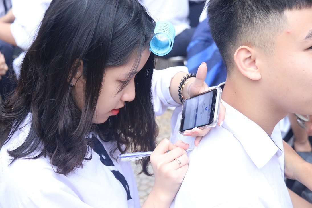 Những nữ sinh Hà thành đẹp rạng ngời, đốn tim người nhìn trong ngày bế giảng - Ảnh 7.