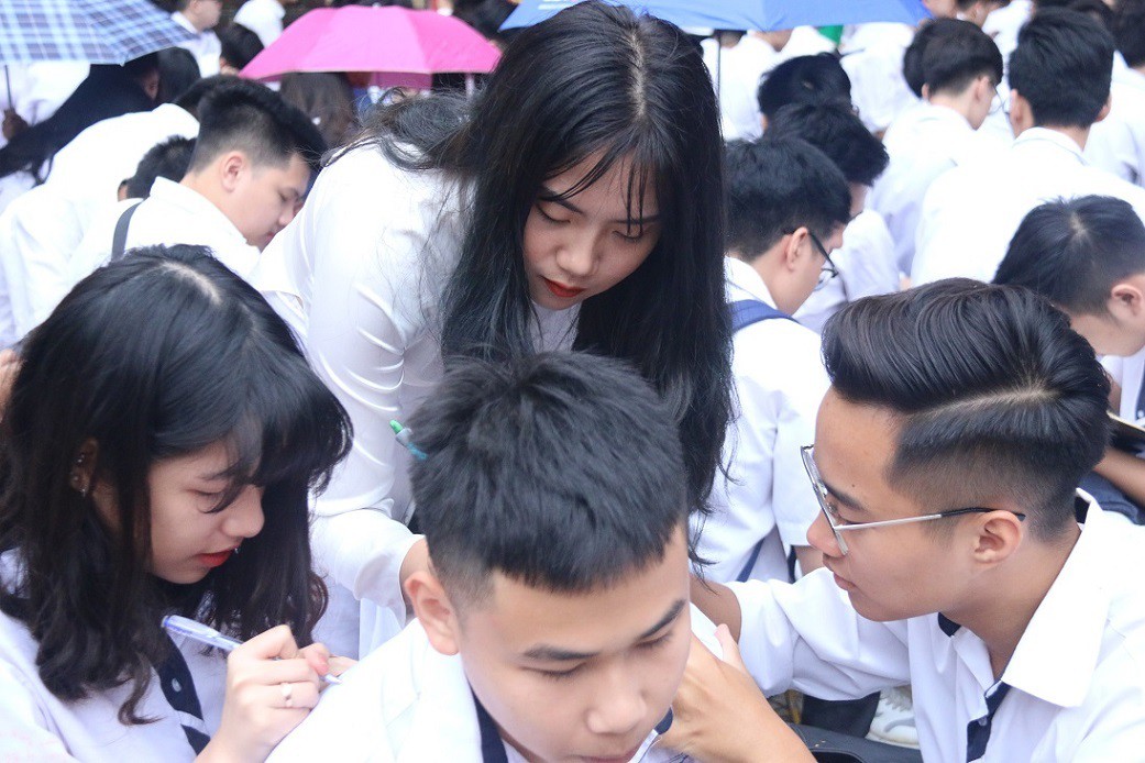 Những nữ sinh Hà thành đẹp rạng ngời, đốn tim người nhìn trong ngày bế giảng - Ảnh 6.