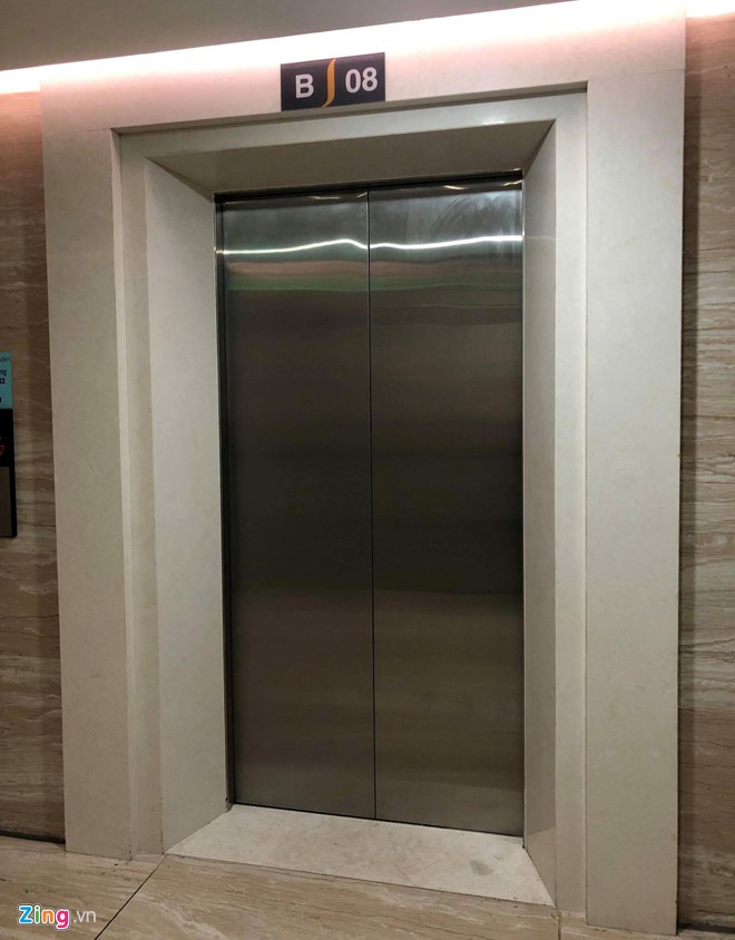 Triệu tập người nước ngoài bị tố sàm sỡ cô gái trong thang máy - Ảnh 1. Triệu tập người nước ngoài bị tố sàm sỡ cô gái trong thang máy - Ảnh 1.