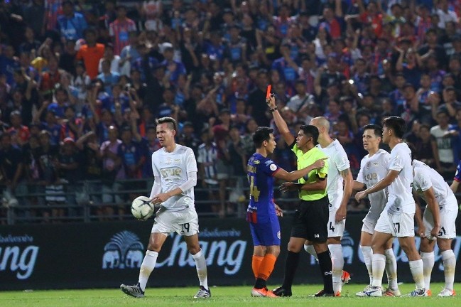 Quyết thắng Việt Nam tại Kings Cup, Thái Lan xóa án treo giò cho tuyển thủ đấm trọng tài gây tranh cãi - Ảnh 1. Quyết thắng Việt Nam tại Kings Cup, Thái Lan xóa án treo giò cho tuyển thủ đấm trọng tài gây tranh cãi - Ảnh 1.