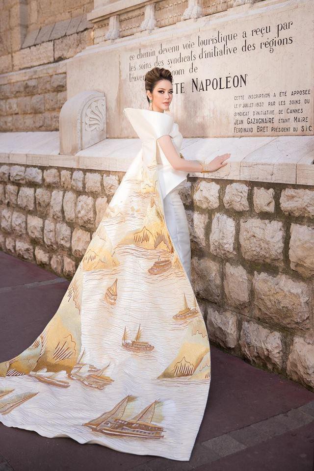 Nhìn lại những màn chưng diện của sao Việt tại Cannes - Ảnh 3. Nhìn lại những màn chưng diện của sao Việt tại Cannes - Ảnh 3.