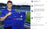 Christian Pulisic chụp ảnh với áo đấu, chính thức ra mắt Chelsea