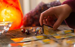 Tử vi hôm nay (23/5) qua lá bài Tarot: Tình duyên, sự nghiệp mơ hồ