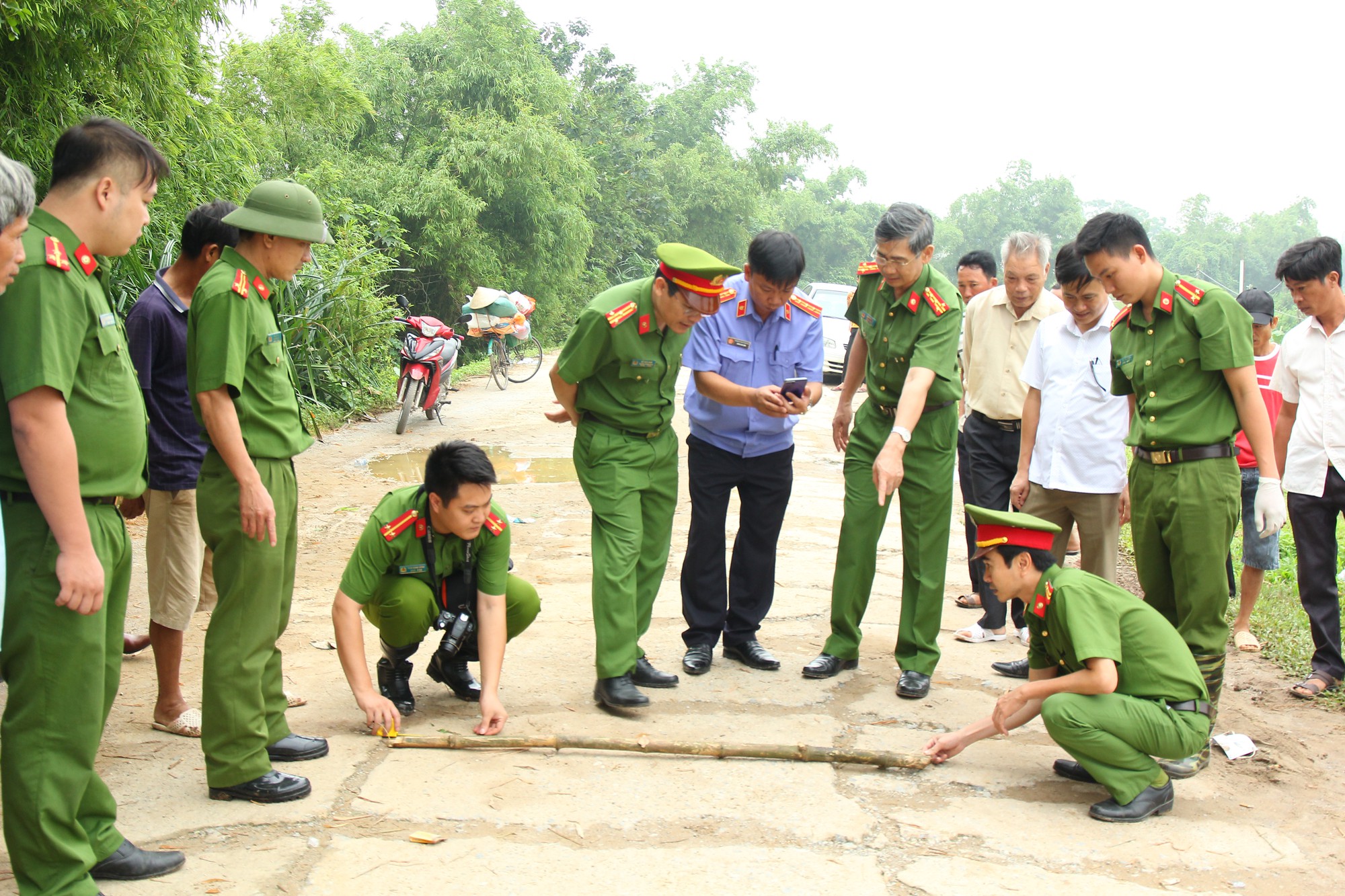 Vụ phát hiện thi thể ở ven đê: Lời khai man rợ của kẻ sát hại người chạy xe ôm để cướp tài sản - Ảnh 2. Vụ phát hiện thi thể ở ven đê: Lời khai man rợ của kẻ sát hại người chạy xe ôm để cướp tài sản - Ảnh 2.