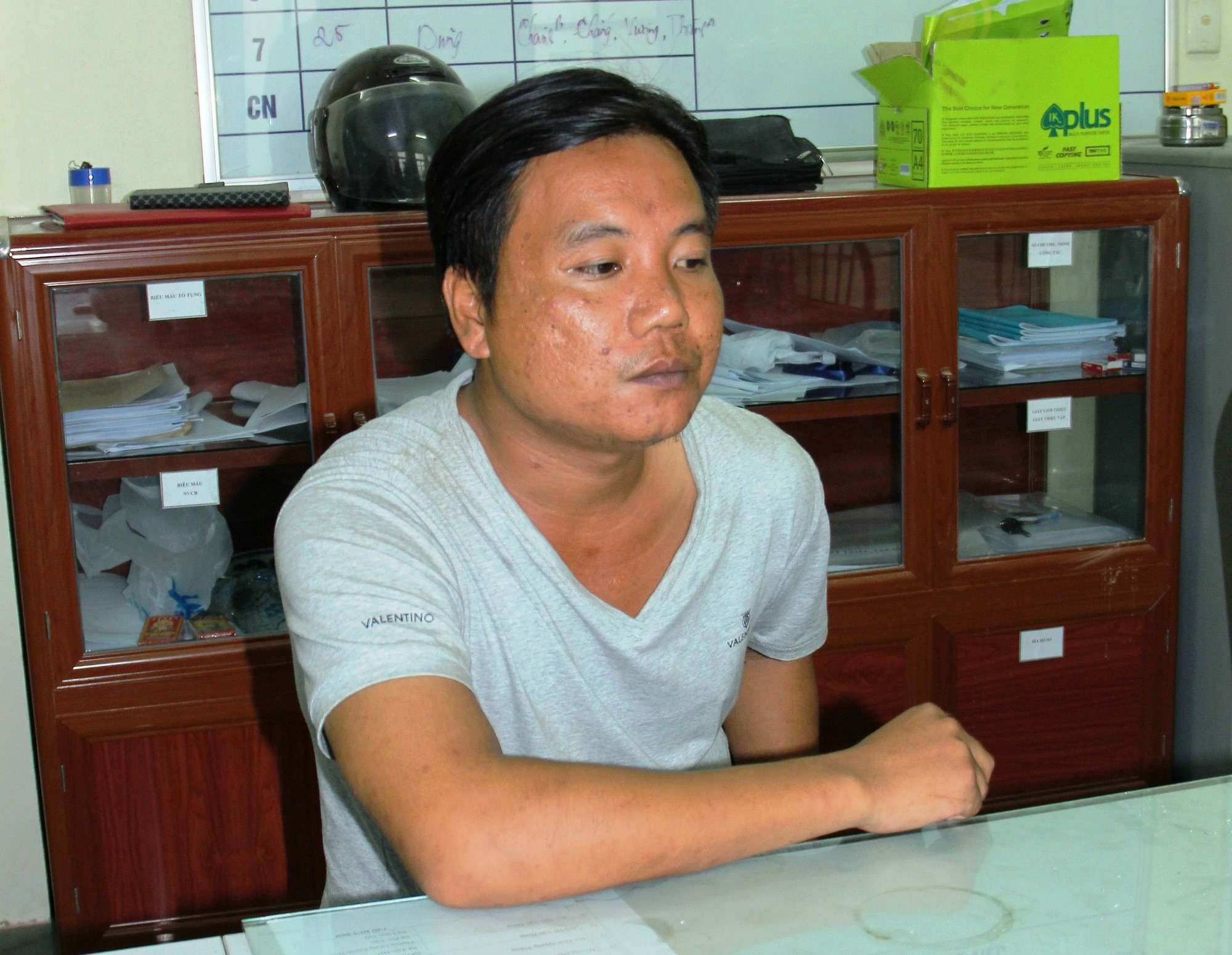 Vụ phát hiện thi thể ở ven đê: Lời khai man rợ của kẻ sát hại người chạy xe ôm để cướp tài sản - Ảnh 1. Vụ phát hiện thi thể ở ven đê: Lời khai man rợ của kẻ sát hại người chạy xe ôm để cướp tài sản - Ảnh 1.