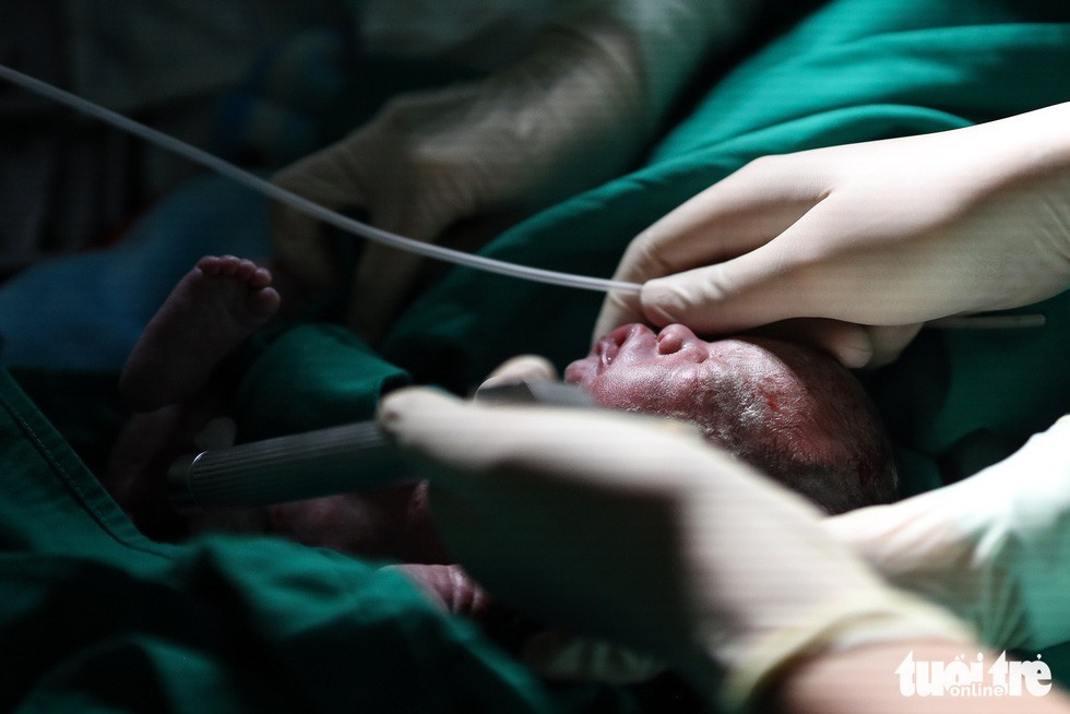 Ca mổ đón bé sơ sinh từ mẹ ung thư: Chào Bình An, mẹ sẽ chiến đấu để được bên con lâu hơn - Ảnh 4. Ca mổ đón bé sơ sinh từ mẹ ung thư: Chào Bình An, mẹ sẽ chiến đấu để được bên con lâu hơn - Ảnh 4.