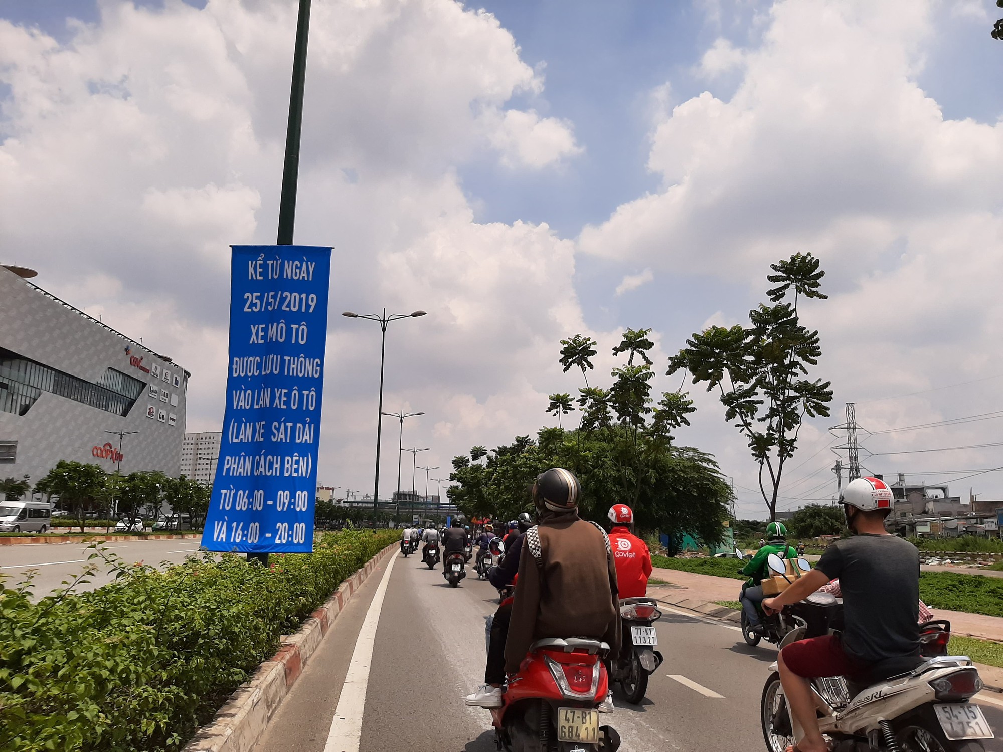 Tăng một giờ xe máy được phép lưu thông vào làn ôtô đường Phạm Văn Đồng và Trường Chinh - Ảnh 1.