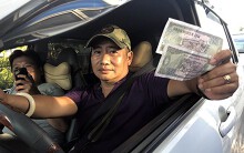 Tài xế trả 2.000 đồng cho trạm thu phí gần cầu Vàm Cống