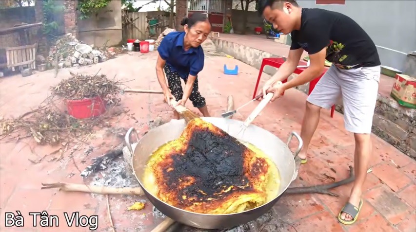 Bà Tân Vlog lần đầu gặp sự cố khi làm video, nguyên chiếc bánh khoai chiên cháy khét  - Ảnh 2.