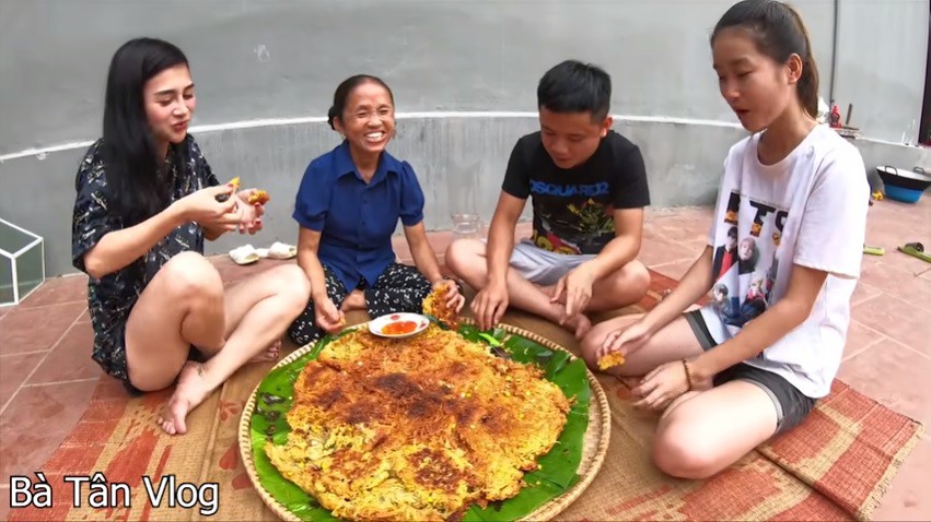Bà Tân Vlog lần đầu gặp sự cố khi làm video, nguyên chiếc bánh khoai chiên cháy khét  - Ảnh 4.