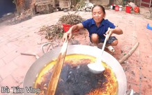 Bà Tân Vlog lần đầu gặp sự cố khi làm video, nguyên chiếc bánh khoai chiên cháy khét