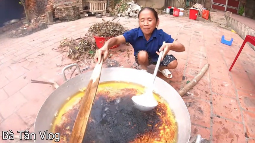 Bà Tân Vlog lần đầu gặp sự cố khi làm video, nguyên chiếc bánh khoai chiên cháy khét  - Ảnh 3.