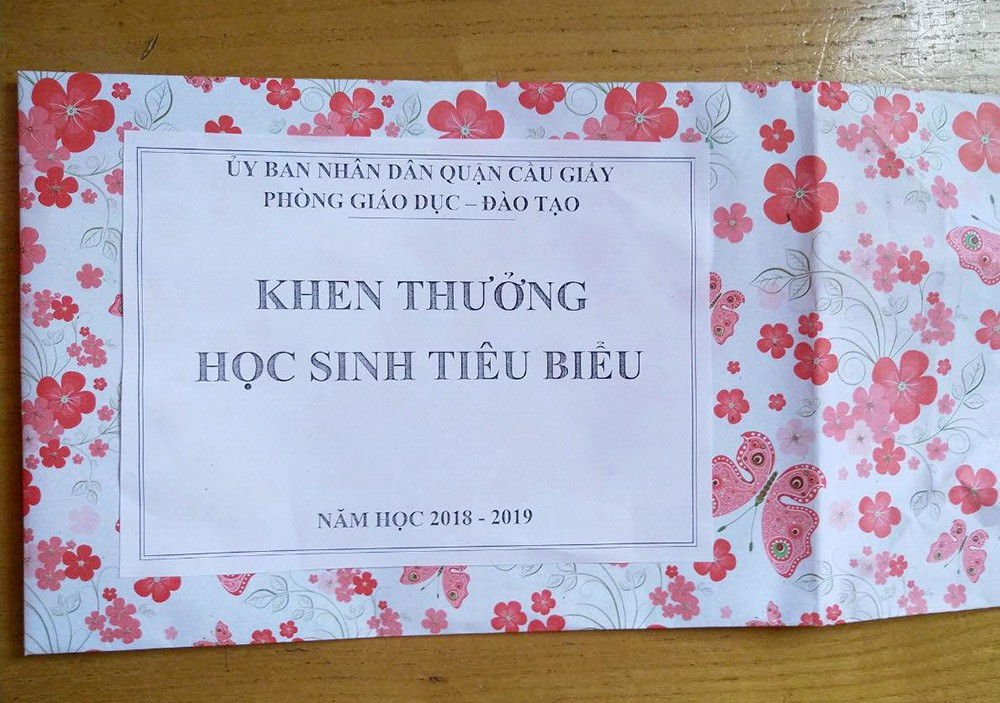 Hà Nội: Trưởng Phòng GD&ĐT Cầu Giấy xin lỗi việc học sinh tiêu biểu được tặng hộp quà rỗng - Ảnh 1. Hà Nội: Trưởng Phòng GD&ĐT Cầu Giấy xin lỗi việc học sinh tiêu biểu được tặng hộp quà rỗng - Ảnh 1.