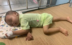 Bố mẹ tá hỏa, không biết mảnh kim loại mắc kẹt trong thực quản con trai 2 tuổi từ bao giờ?