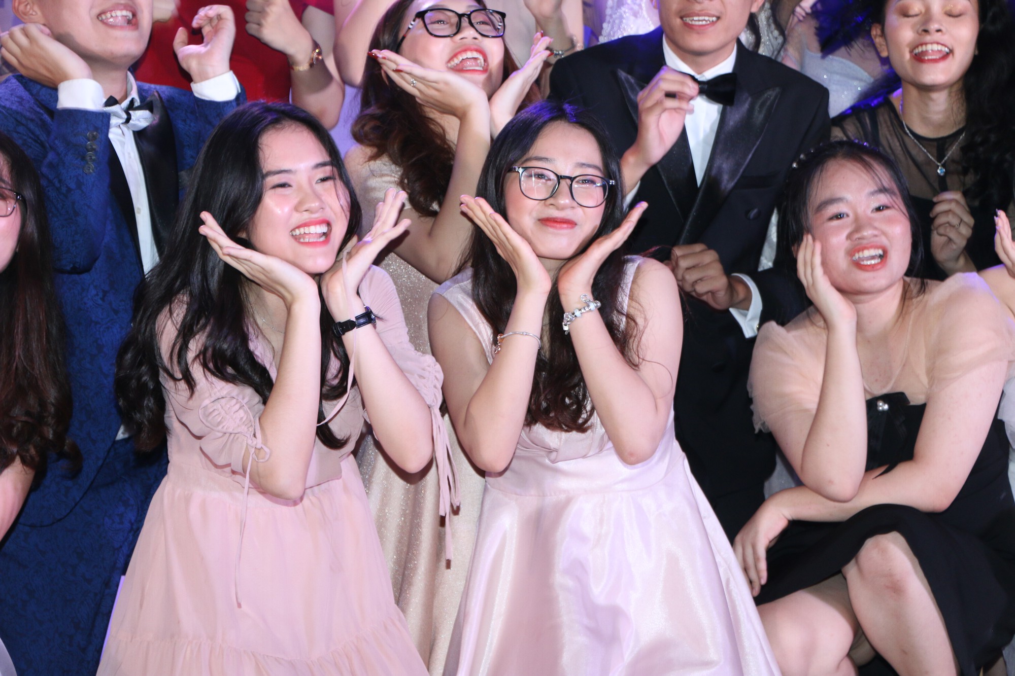 Học sinh THPT Chu Văn An cháy hết mình trong đêm nhạc lễ tri ân và trưởng thành - Ảnh 11. Học sinh THPT Chu Văn An cháy hết mình trong đêm nhạc lễ tri ân và trưởng thành - Ảnh 11.