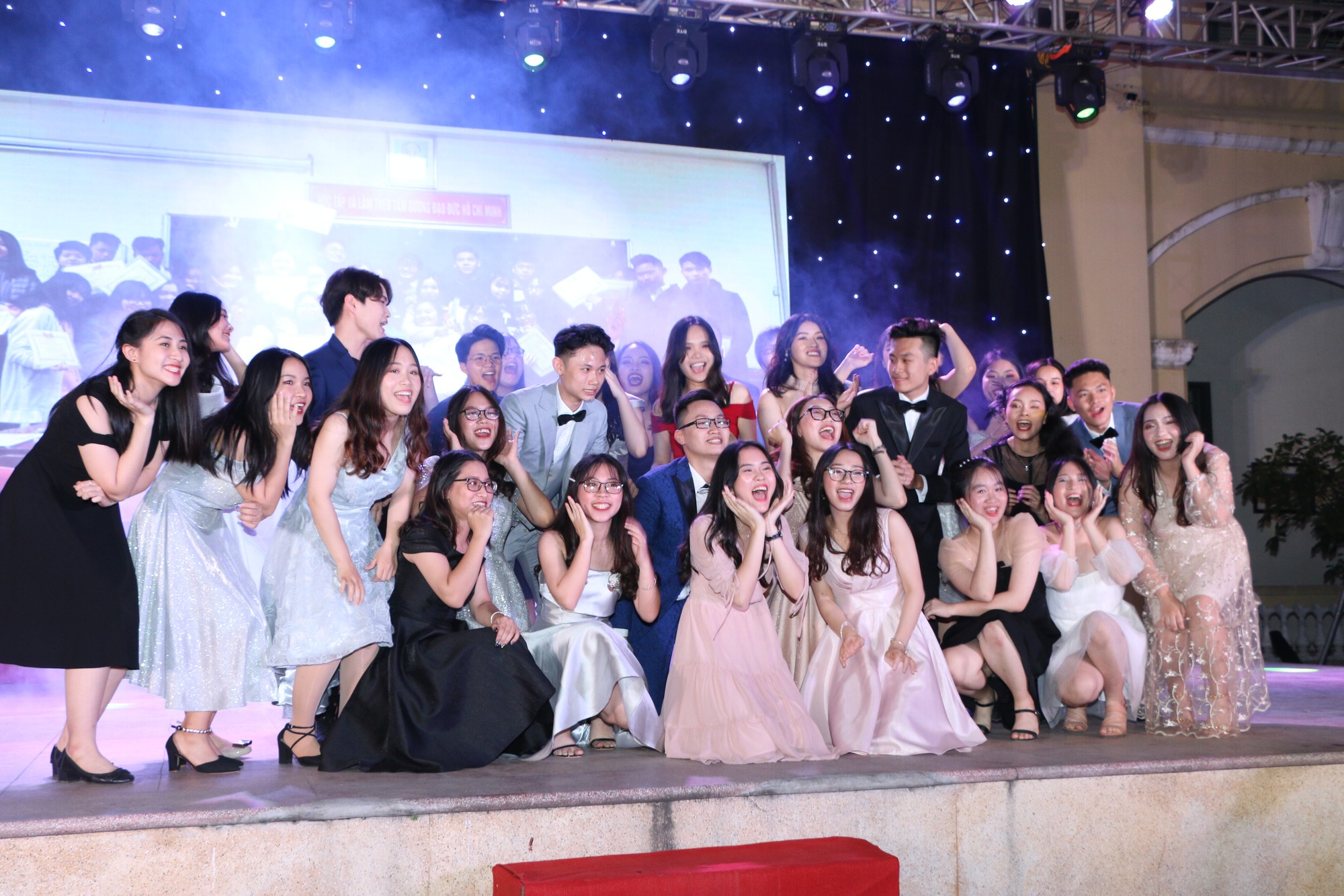 Học sinh THPT Chu Văn An cháy hết mình trong đêm nhạc lễ tri ân và trưởng thành - Ảnh 12. Học sinh THPT Chu Văn An cháy hết mình trong đêm nhạc lễ tri ân và trưởng thành - Ảnh 12.