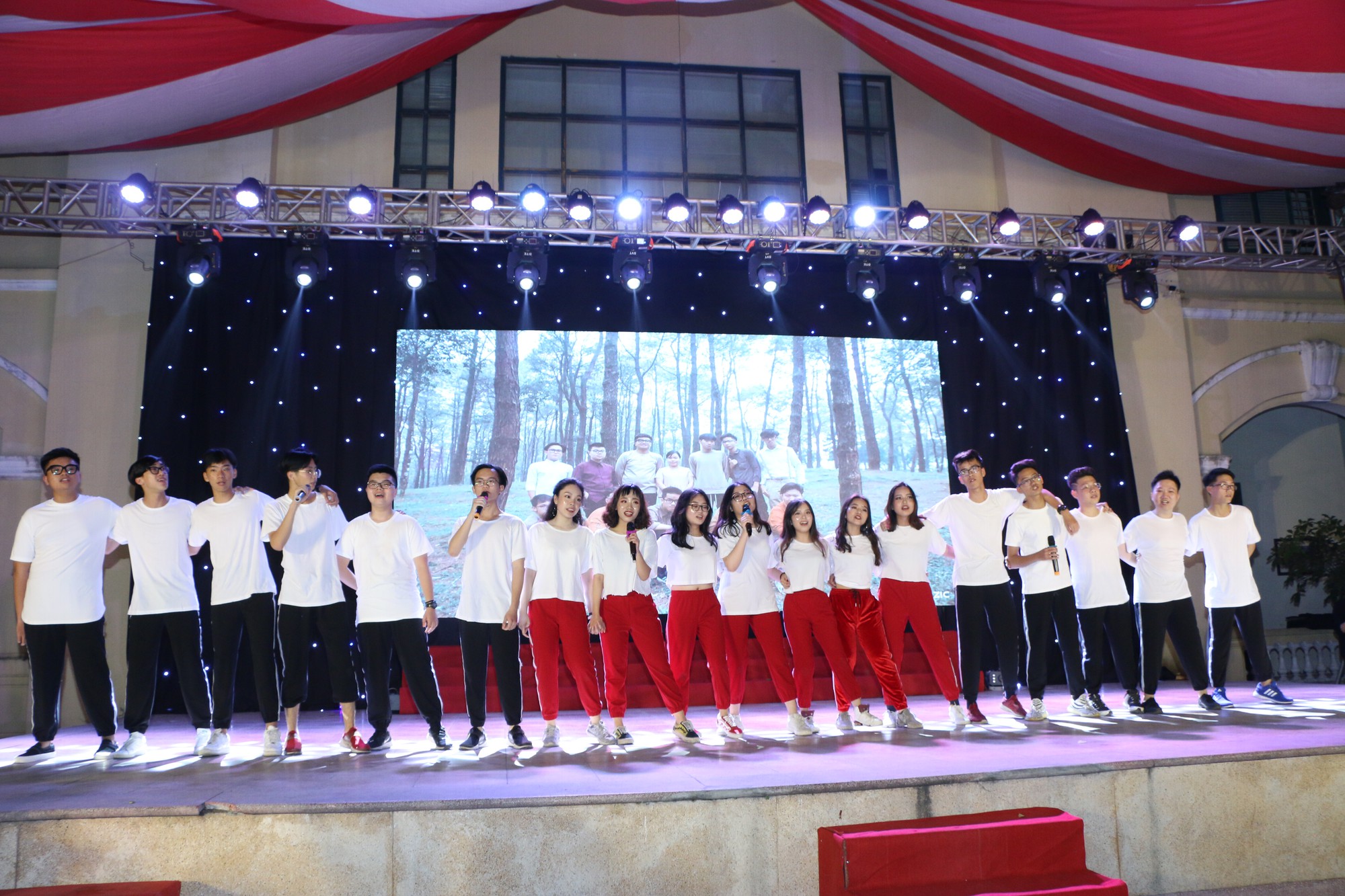 Học sinh THPT Chu Văn An cháy hết mình trong đêm nhạc lễ tri ân và trưởng thành - Ảnh 16. Học sinh THPT Chu Văn An cháy hết mình trong đêm nhạc lễ tri ân và trưởng thành - Ảnh 16.