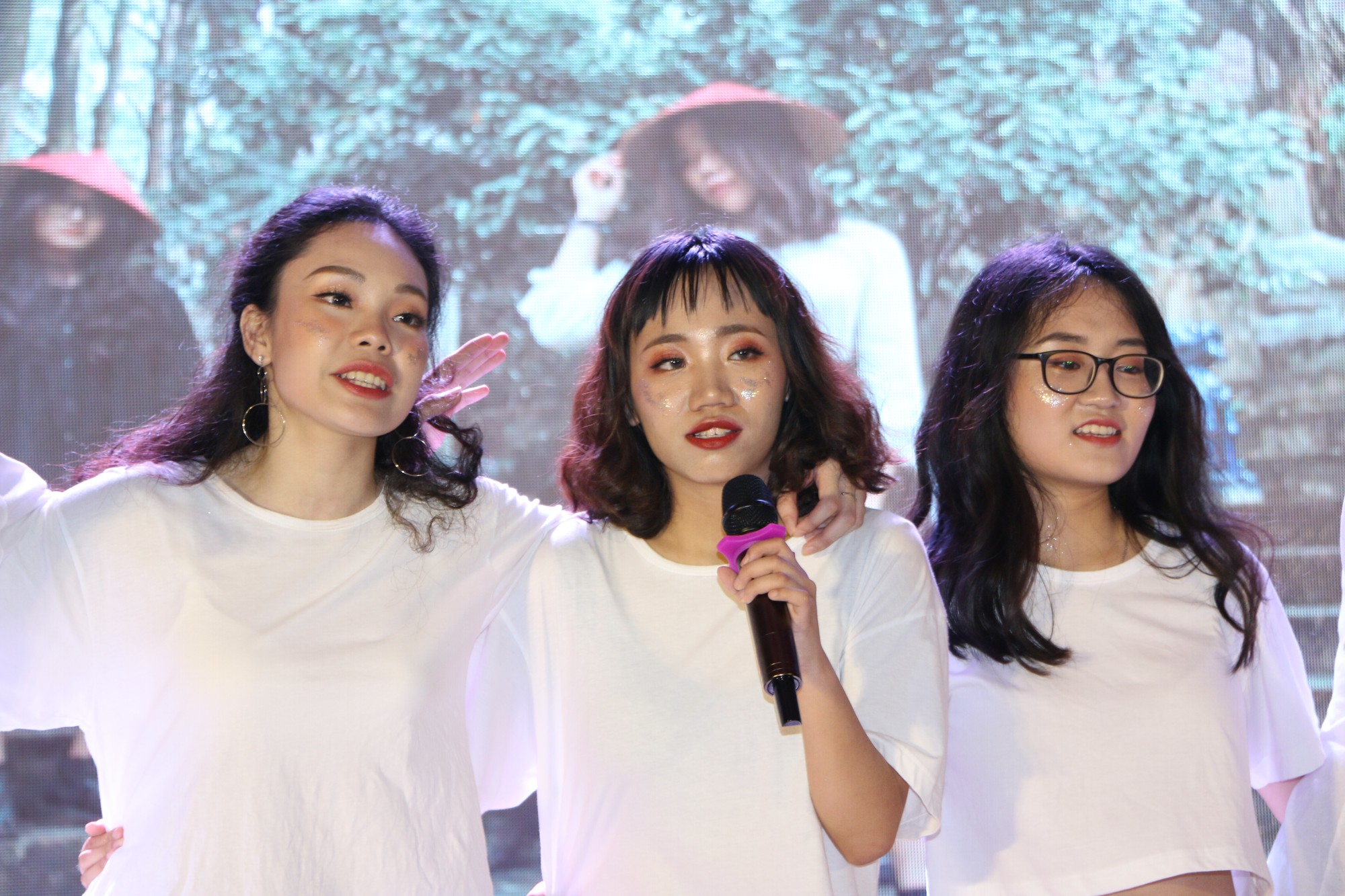 Học sinh THPT Chu Văn An cháy hết mình trong đêm nhạc lễ tri ân và trưởng thành - Ảnh 17. Học sinh THPT Chu Văn An cháy hết mình trong đêm nhạc lễ tri ân và trưởng thành - Ảnh 17.