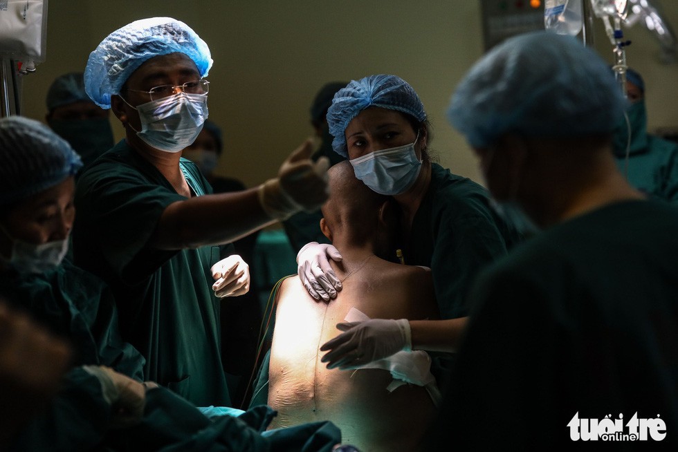 Tại sao người mẹ bị ung thư vú giai đoạn cuối phải mổ đẻ ở tư thế ngồi? - Ảnh 1.