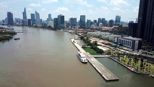 Sập xuống sông hoàn toàn cầu tàu hơn 1.500m2 trong cảng Ba Son - Ảnh 1. Sập xuống sông hoàn toàn cầu tàu hơn 1.500m2 trong cảng Ba Son - Ảnh 1.