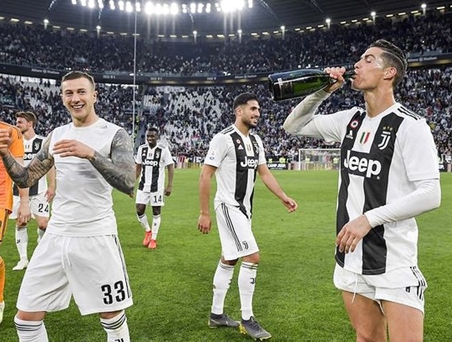 [ẢNH] Ronaldo thoải mái tu rượu khi Juve vô địch Serie A sớm 5 vòng - Ảnh 8.