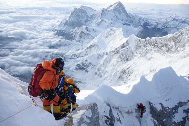 Ùn tắc trên đỉnh Everest, 2 người thiệt mạng vì chờ quá lâu - Ảnh 1. Ùn tắc trên đỉnh Everest, 2 người thiệt mạng vì chờ quá lâu - Ảnh 1.