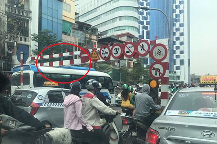 Điều khiển xe khách lên cầu vượt Thái Hà gây ách tắc giao thông, lái xe nói gì? - Ảnh 1.