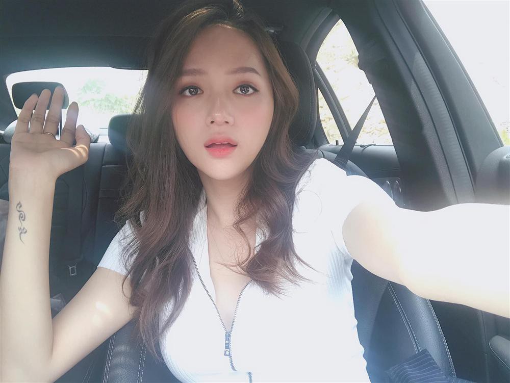 Hương Giang thả thính với kiểu make up sương sương nhưng dân tình lại cứ soi vào động tác múa quạt như Khá Bảnh - Ảnh 1. Hương Giang thả thính với kiểu make up sương sương nhưng dân tình lại cứ soi vào động tác múa quạt như Khá Bảnh - Ảnh 1.