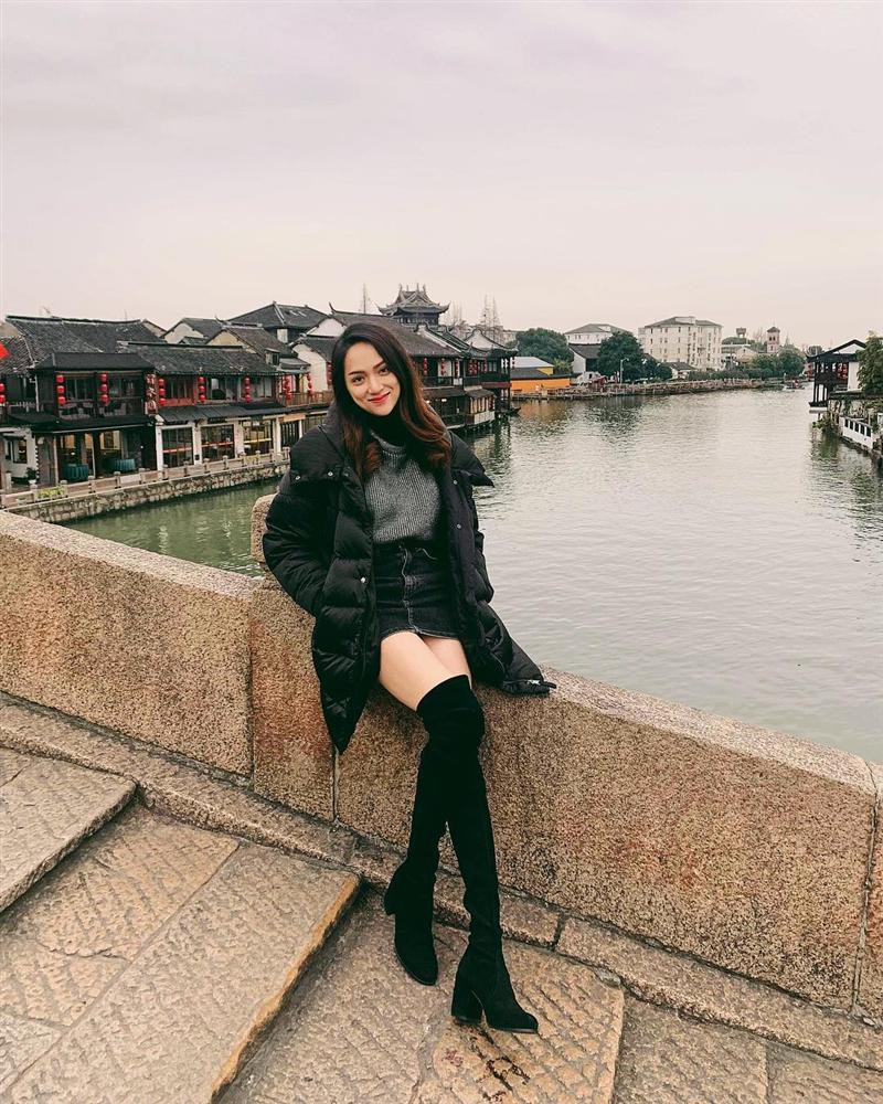 Hương Giang thả thính với kiểu make up sương sương nhưng dân tình lại cứ soi vào động tác múa quạt như Khá Bảnh - Ảnh 10. Hương Giang thả thính với kiểu make up sương sương nhưng dân tình lại cứ soi vào động tác múa quạt như Khá Bảnh - Ảnh 10.