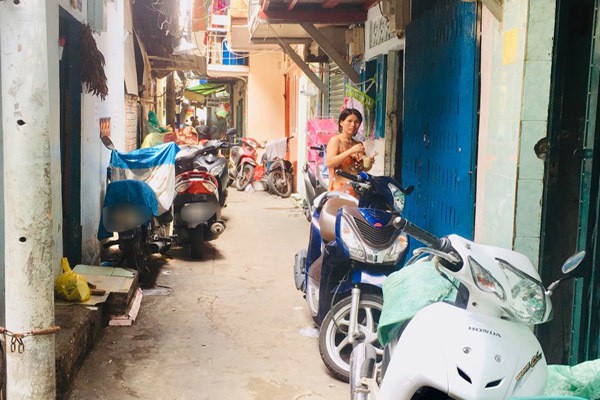 Đất dữ Sài Gòn: Anh công an ngồi đọc sách giữa đường để canh tội phạm - Ảnh 1. Đất dữ Sài Gòn: Anh công an ngồi đọc sách giữa đường để canh tội phạm - Ảnh 1.