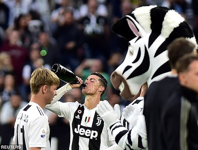[ẢNH] Ronaldo thoải mái tu rượu khi Juve vô địch Serie A sớm 5 vòng - Ảnh 9.