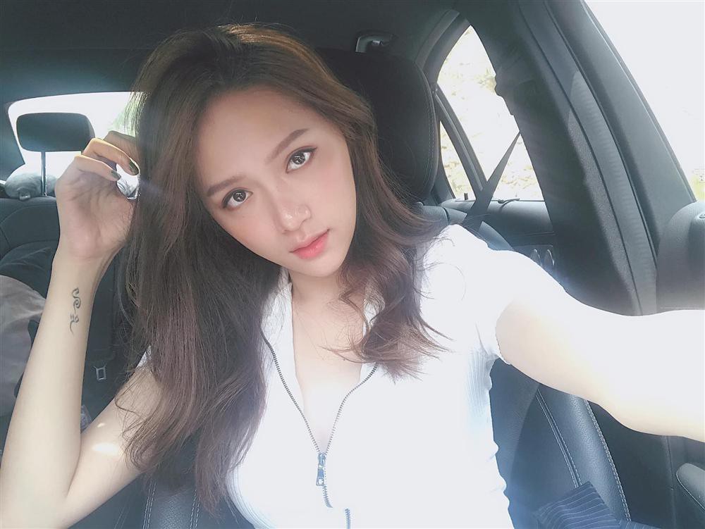 Hương Giang thả thính với kiểu make up sương sương nhưng dân tình lại cứ soi vào động tác múa quạt như Khá Bảnh - Ảnh 2. Hương Giang thả thính với kiểu make up sương sương nhưng dân tình lại cứ soi vào động tác múa quạt như Khá Bảnh - Ảnh 2.