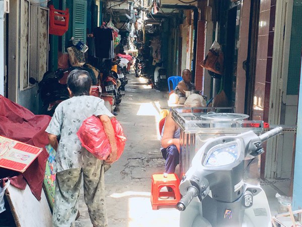 Đất dữ Sài Gòn: Anh công an ngồi đọc sách giữa đường để canh tội phạm - Ảnh 2. Đất dữ Sài Gòn: Anh công an ngồi đọc sách giữa đường để canh tội phạm - Ảnh 2.