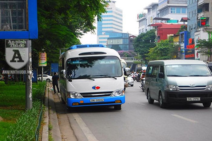 Điều khiển xe khách lên cầu vượt Thái Hà gây ách tắc giao thông, lái xe nói gì? - Ảnh 3.