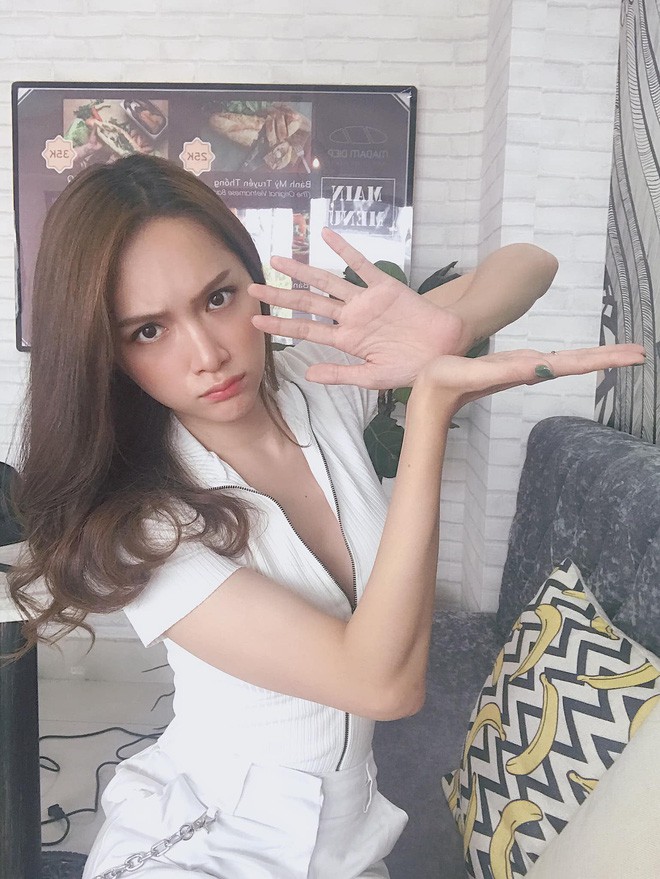 Hương Giang thả thính với kiểu make up sương sương nhưng dân tình lại cứ soi vào động tác múa quạt như Khá Bảnh - Ảnh 4. Hương Giang thả thính với kiểu make up sương sương nhưng dân tình lại cứ soi vào động tác múa quạt như Khá Bảnh - Ảnh 4.