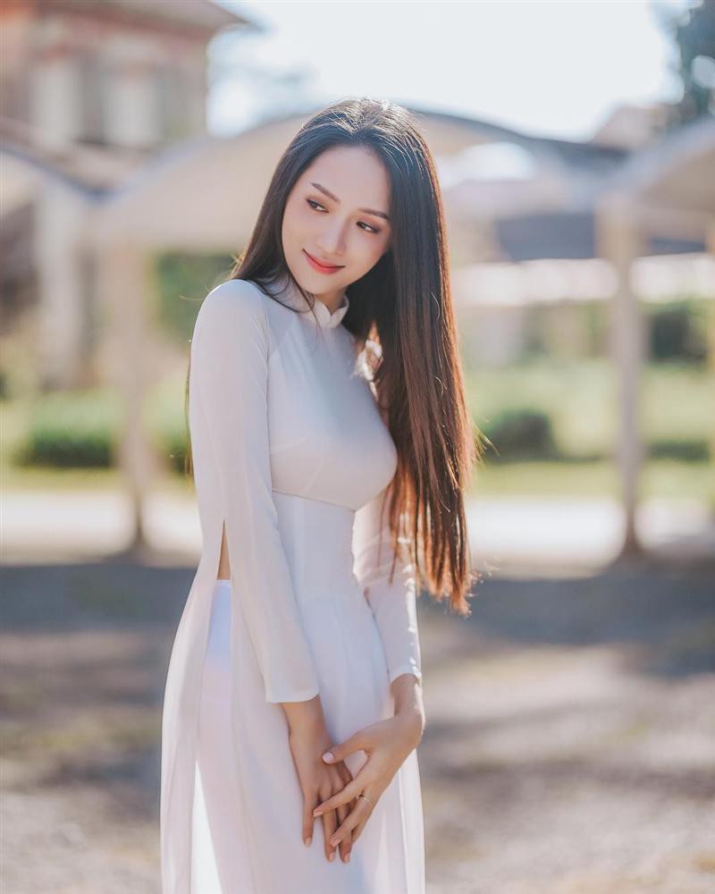 Hương Giang thả thính với kiểu make up sương sương nhưng dân tình lại cứ soi vào động tác múa quạt như Khá Bảnh - Ảnh 6. Hương Giang thả thính với kiểu make up sương sương nhưng dân tình lại cứ soi vào động tác múa quạt như Khá Bảnh - Ảnh 6.