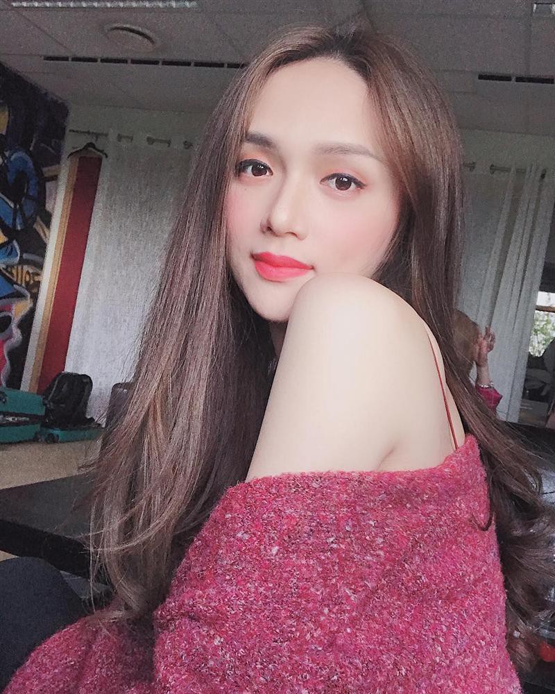 Hương Giang thả thính với kiểu make up sương sương nhưng dân tình lại cứ soi vào động tác múa quạt như Khá Bảnh - Ảnh 7. Hương Giang thả thính với kiểu make up sương sương nhưng dân tình lại cứ soi vào động tác múa quạt như Khá Bảnh - Ảnh 7.